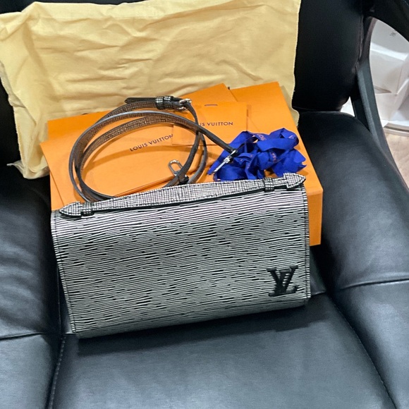 Louis Vuitton Handbags - Louis Vuitton Epi Clery